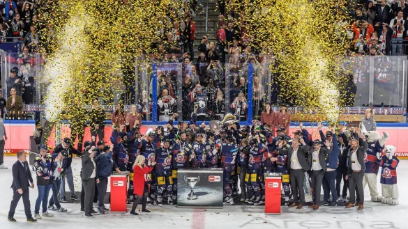 Die Eisbären Berlin feiern ihren elften Meistertitel in der DEL. - © Andreas Gora/dpa