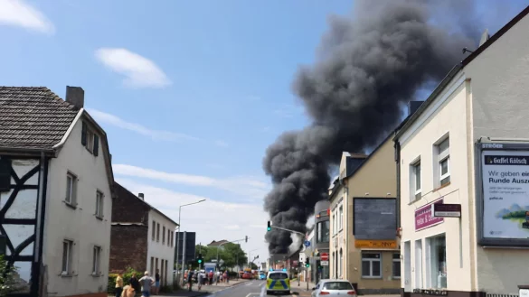 Bei dem Brand in Sank Augustin starben zwei Feuerwehrleute - jetzt ist der Unfallbericht dazu erschienen (Archivbild). - © Sascha Thelen/TNN/dpa