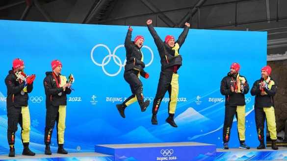 Thorsten Margis (4 v l) wechselt ins Team Johannes Lochner (l) und fährt dann gegen Goldmedaillengewinner Francesco Friedrich. - © Michael Kappeler/dpa