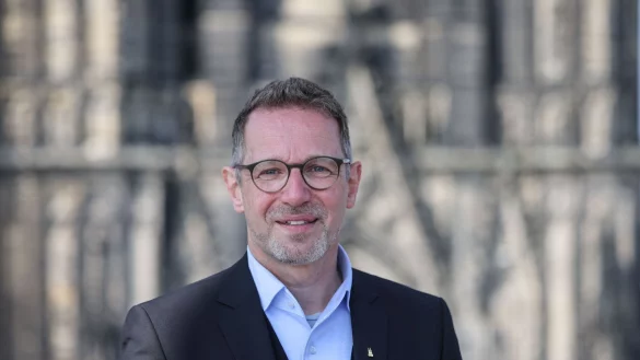 Den Kölner Dom zu erklimmen, ist enorm gefährlich, sagt Dombaumeister Peter Füssenich. - © Oliver Berg/dpa