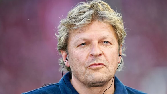 Schalkes Sportdirektor Youri Mulder freut sich &uuml;ber noch einen weiteren Neuzugang f&uuml;r den Angriff. - &copy; Uwe Anspach/dpa