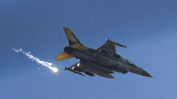 Israels Luftwaffe greift nach eigenen Angaben nach einem Anschlag Bewaffnete im Westjordanland an. (Archivbild) - © Leo Correa/AP/dpa