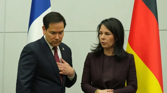 Informierte Nato-Partner in Brüssel über die Friedensbemühungen seines Präsidenten Donald Trump: US-Außenminister Marco Rubio, hier mit seiner deutschen Kollegin Annalena Baerbock. - © Jacquelyn Martin/Pool AP/AP/dpa