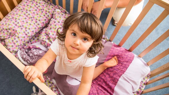 So schläft das Kind sicher und bequem: Beim Kinderbett sollten Eltern auf abgerundete Ecken und eine Matratze mit elastischem Kern achten. - © Christin Klose/dpa-tmn