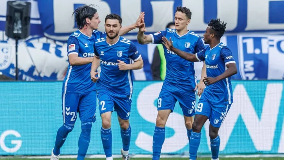 Magdeburgs Jean Hugonet (l) klatscht sich mit Teamkollegen ab nach seinem Treffer zum 1:1. - © Andreas Gora/dpa