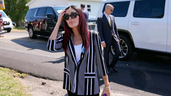 Ultrarechte Influencerin Laura Loomer sorgt für Entlassungen im Weißen Haus - © Matt Rourke/AP