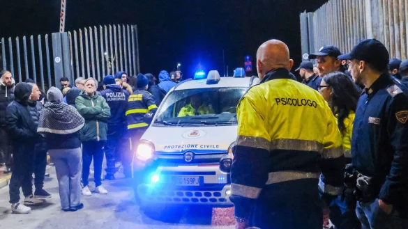 Erneut bebt die Erde in den Phlegräischen Feldern. Menschen laufen verängstigt auf die Straße. - © Antonio Balasco/LPS via ZUMA Press Wire/dpa