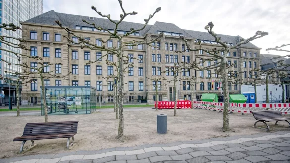 Das Institut der deutschen Wirtschaft empfiehlt eine kritische Pr&uuml;fung, ob der Stellenzuwachs f&uuml;r &laquo;politische F&uuml;hrung und zentrale Verwaltung&raquo; solide begr&uuml;ndet werden kann. (Archivbild) - &copy; Henning Kaiser/dpa