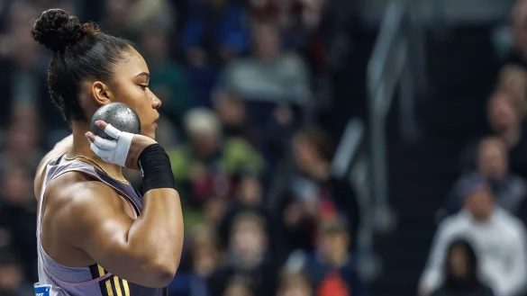 Kugelstoß-Olympiasiegerin Yemisi Ogunleye triumphiert in Dortmund mit einer starken Leistung. - © Andreas Gora/dpa