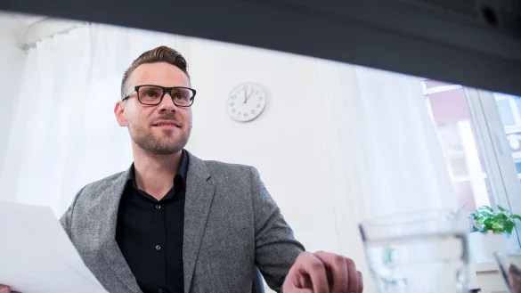 Empfiehlt ein Arzt eine Bildschirmbrille für den Arbeitsplatz, muss der Arbeitgeber für die Kosten der aufkommen - vorausgesetzt, es sind keine speziellen Extras gewünscht. - © Christin Klose/dpa-tmn