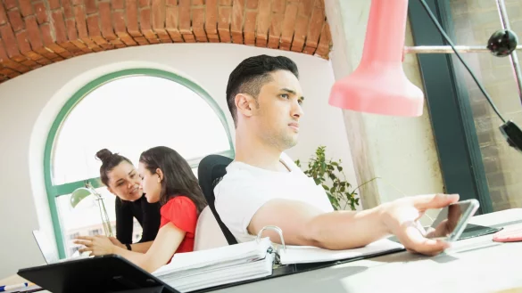 Wenn Wunsch und Wirklichkeit auseinandergehen: Stimmen die Arbeitsbedingungen nicht mit den eigenen Erwartungen überein, ist die Enttäuschung oft groß. - © Christin Klose/dpa-tmn