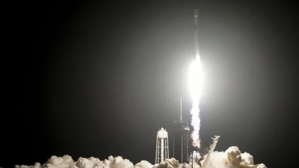 Eine «Falcon 9» von SpaceX brachte zwei Mondlandefähren auf den Weg. - © John Raoux/AP/dpa