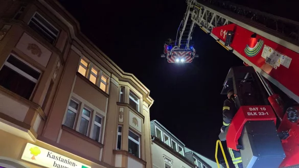 Ein 32-jähriger Hausbewohner erlitt Verletzungen an den Händen. - © Feuerwehr Datteln/dpa