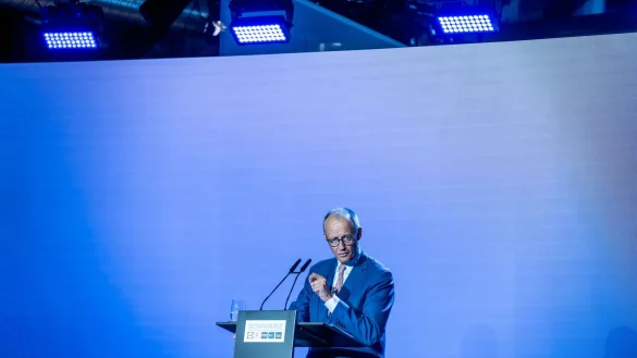 Merz positioniert sich nun deutlich gegen das Verbrenner-Aus. - &copy; Michael Kappeler/dpa