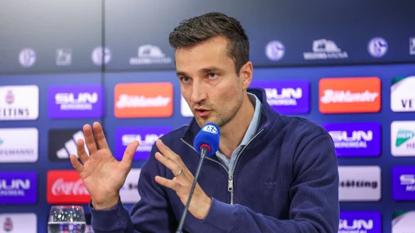 Matthias Tillmann sehnt sich auf Schalke nach Kontinuität. - © Tim Rehbein/dpa