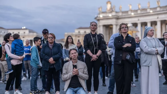Am Abend beteten Tausende auf dem Petersplatz für den toten Papst. - © Oliver Weiken/dpa