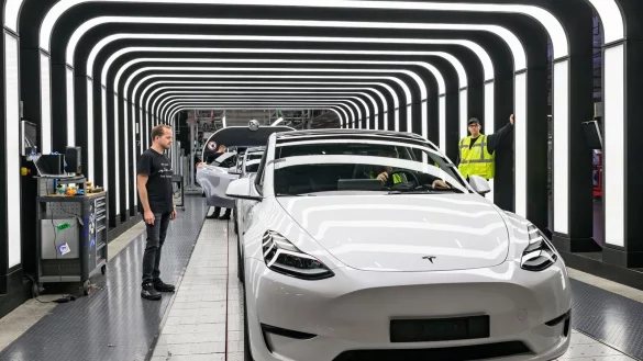 Tesla geht im Werk Gr&uuml;nheide einen neuen Schritt. - &copy; Patrick Pleul/dpa