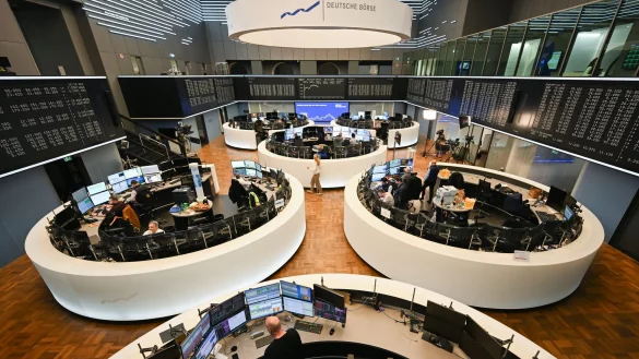 Frankfurter Börse: Die Dax-Konzerne spüren die Konjunkturflaute in Form sinkender Gewinne. - © Arne Dedert/dpa