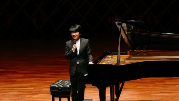 Kit Armstrong will beim Klavier-Festival Ruhr in diesem Frühsommer den Konzertsaal verlassen und mitten zwischen Kunstwerken im Museum Folkwang auftreten. - © Dana Schmidt/Klavier-Festival Ruhr/dpa