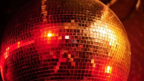 Mensch, damals bei der einen Party! Bei energiegeladenen Songs erinnert man sich eher an aufregende und freudvolle Momente. (Symbolbild) - © Annette Riedl/dpa