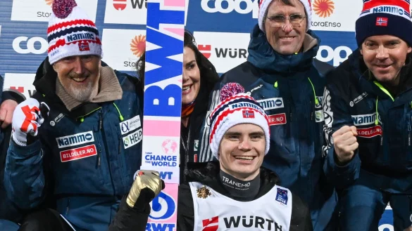 Sportdirektor Aalbu beim Goldjubel auf der Normalschanze. - © Hendrik Schmidt/dpa