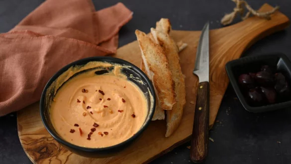 Herrlich cremig und mit dem Raucharoma gerösteter Paprika lässt sich dieser Dip auch direkt aufs Brot streichen und genießen. - © Julia Uehren/dpa-tmn