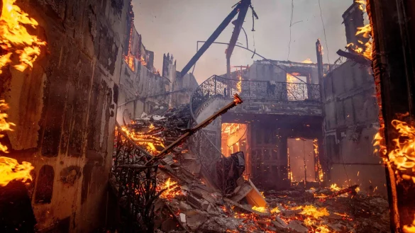 Ein brennendes Wohnhaus im Stadtteil Pacific Palisades von Los Angeles. (Foto aktuell) - &copy; Ethan Swope/FR171736 AP/dpa