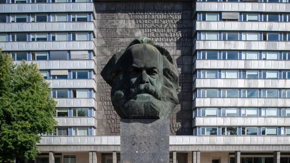 Markant ragt das Karl-Marx-Monument im Zentrum von Chemnitz empor. - © Hendrik Schmidt/dpa-Zentralbild/dpa