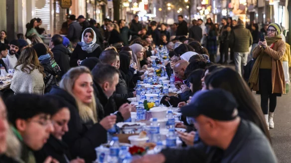 Viele Menschen sind zum Fastenbrechen in der Keupstra&szlig;e in K&ouml;ln gekommen. - &copy; Oliver Berg/dpa