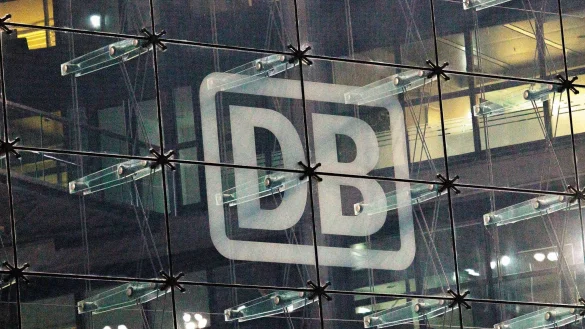 Unruhige Zeiten bei der Deutschen Bahn: Betrieblich und finanziell läuft es nicht rund. - © Carsten Koall/dpa