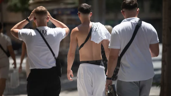 Angesagt bei jungen Männern: das klassische weiße T-Shirt. Aber auch: zeigen, was man hat. Blanke Brust? Tattoos? Waschbrettbauch? (Archivbild) - © Clara Margais/dpa