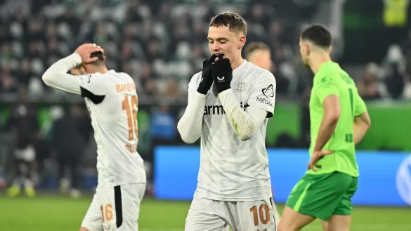 Leverkusener Frust: Der eingewechselte Florian Wirtz beim 0:0 in Wolfsburg. - © Swen Pförtner/dpa