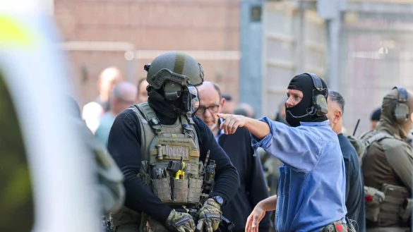 Auch schwer bewaffnete Einheiten der Polizei waren im Einsatz. - &copy; Christoph Reichwein/dpa