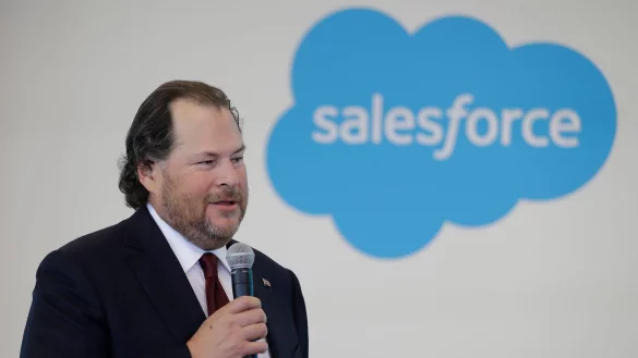 Die Vision von Salesforce-Chef Marc Benioff ist, den Kundendienst mit Hilfe von KI umzukrempeln. (Archivbild) - © Darron Cummings/AP/dpa