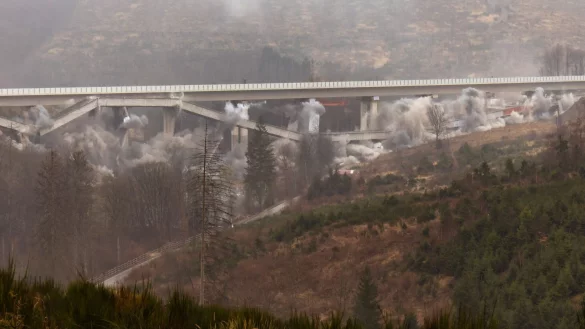 Zahlreiche Schaulustige verfolgten die Sprengung im NRW-Kreis Siegen-Wittgenstein. - © Christian Lademann/dpa
