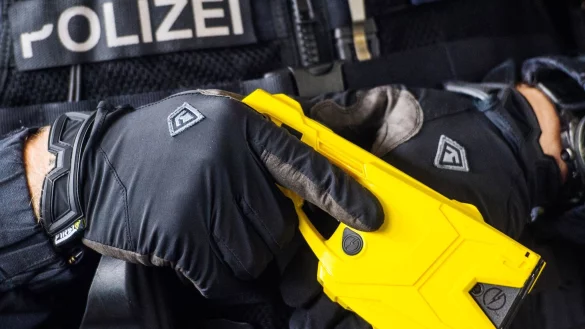 Der Einsatz der Taser birgt auch Gefahren. (Archivbild) - &copy; Andreas Arnold/dpa