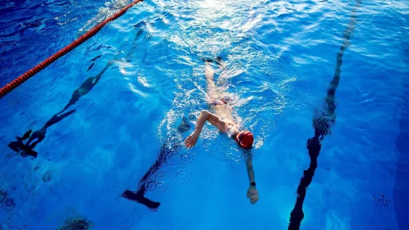 Die DLRG fordert mehr Schwimmbäder in Deutschland. (Symbolbild) - © Hauke-Christian Dittrich/dpa