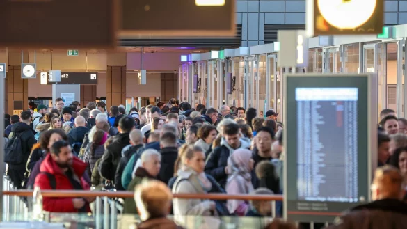 Verbraucher mussten im vergangenen Jahr bei Flugreisen viele Einschränkungen in Kauf nehmen - sie wandten sich oft an die Schlichtungsstelle Reise und Verkehr. (Archivbild) - © Bodo Marks/dpa