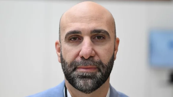 Ahmad Mansour warnt vor Propaganda in sozialen Medien. (Archivbild) - &copy; Arne Dedert/dpa