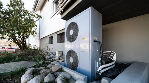 Mit Wärmepumpen soll Heizen dem Klima weniger schaden - © Silas Stein/dpa