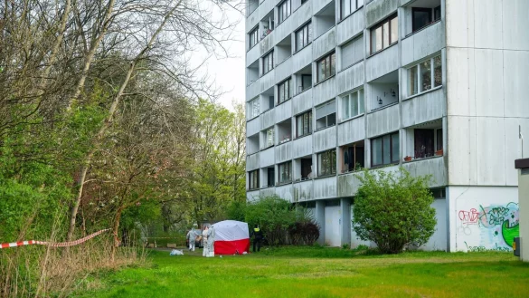 Nach dem tödlichen Sturz eines Jugendlichen untersuchen Ermittler die Umgebung des Hochhauses ab. - © Jonas Walzberg/dpa