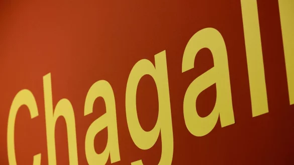 Die rätselhaften surrealen Bilder von Marc Chagall sind ein Besuchermagnet. - © Rolf Vennenbernd/dpa