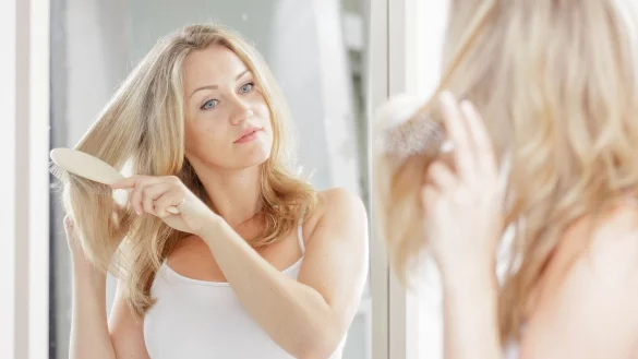 Haare, Staub, Talg: Wer täglich Stylingprodukte verwendet oder lange Haare hat, sollte die Bürste im Idealfall einmal pro Woche reinigen. - © Monique Wüstenhagen/dpa-tmn