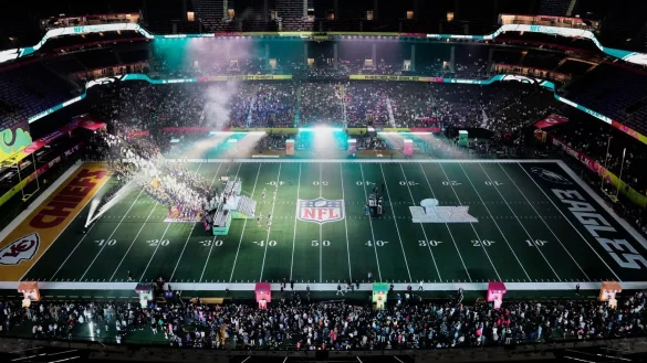 Mega Event in Party-Stadt: Die Arena in New Orleans fasst über 80.000 Menschen. - © David J. Phillip/AP/dpa