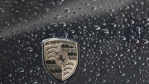 2024 machte der Sportwagenbauer Porsche deutlich weniger Gewinn. - © Bernd Weißbrod/dpa