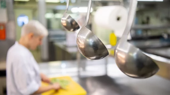 Angehende Köchinnen und Köche sind oft unzufrieden mit der Qualität ihrer Ausbildung (Symbolfoto). - © Sebastian Gollnow/dpa