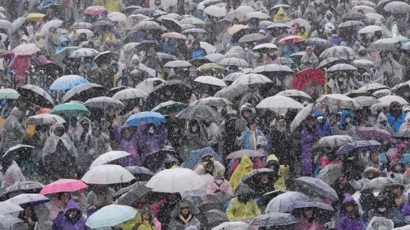 Anh&auml;nger Yoons versammeln sich in der N&auml;he der Pr&auml;sidentenresidenz in Seoul, um gegen seine Amtsenthebung zu protestieren. - &copy; Ahn Young-joon/AP/dpa