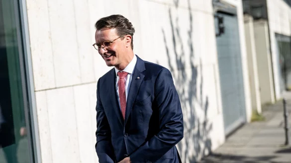 Der nordrhein-westfälische CDU-Landeschef hat bei der Personalauswahl des voraussichtlich künftigen Kanzlers Friedrich Merz viele Gründe für gute Laune. - © Fabian Sommer/dpa