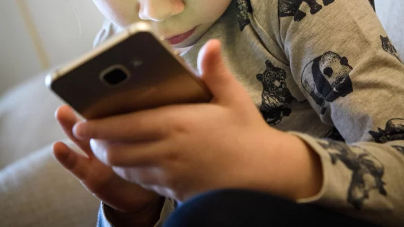 Ab neun Jahren haben die meisten Kinder in Deutschland ein eigenes Smartphone. (Symbolbild) - © Hans-Jürgen Wiedl/ZB/dpa