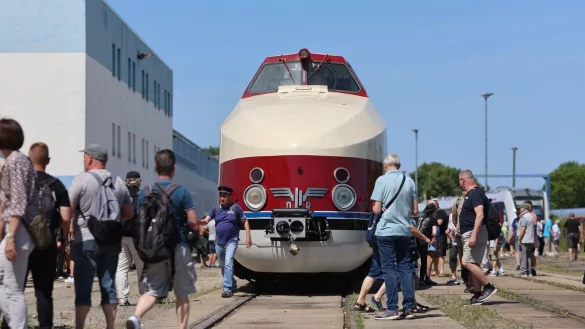 Schon bald soll der aufgearbeitete Zug wieder mit Passagieren auf der Schiene rollen. - &copy; Matthias Bein/dpa